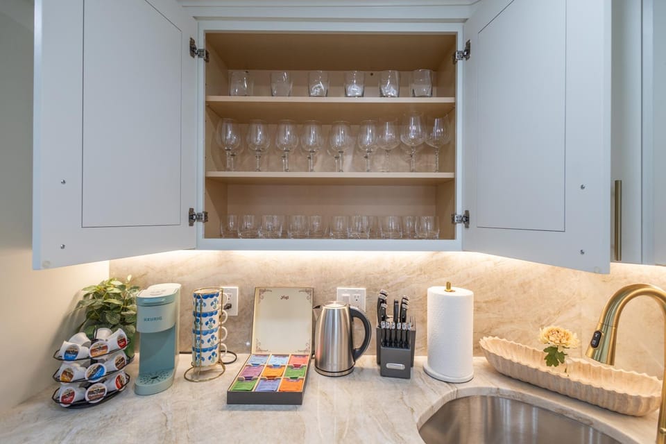 TV and multimedia, Kitchen or kitchenette, Living room, Seating area, Dining area, oven, stove, air conditioner