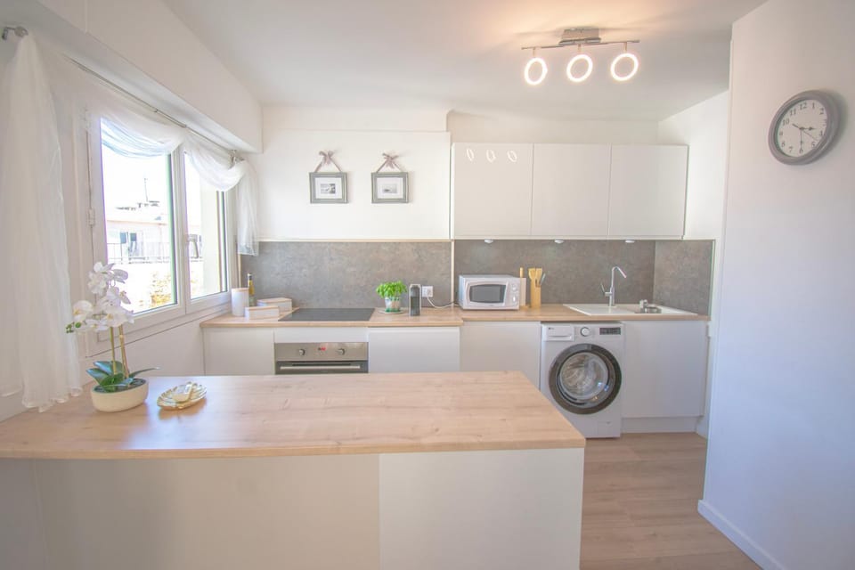 Kitchen or kitchenette, dishwasher, minibar, oven, stove, toaster, washing machine