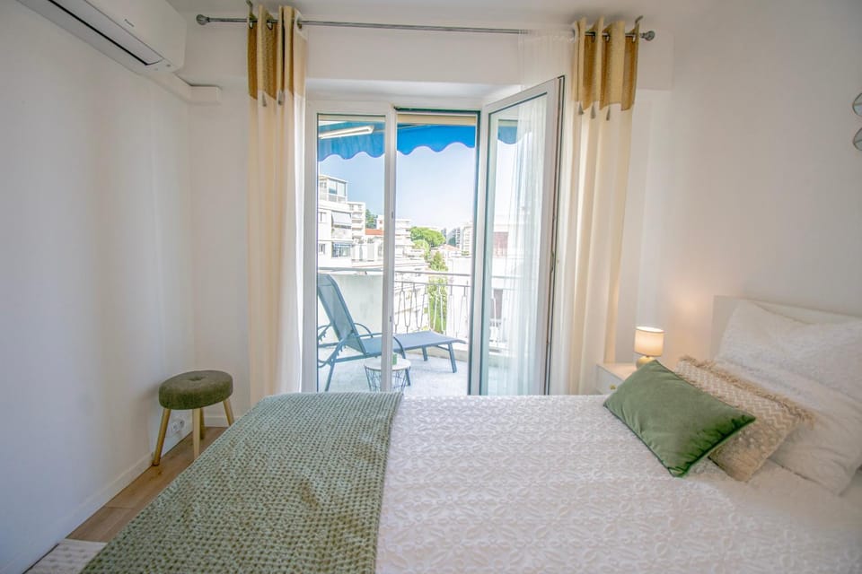 Bed, View (from property/room), Balcony/Terrace, Photo of the whole room, Bedroom