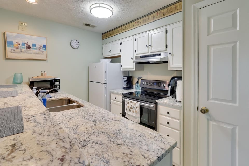 5 Mi to Cherry Grove Beach: Dog-Friendly Condo! House in Little River