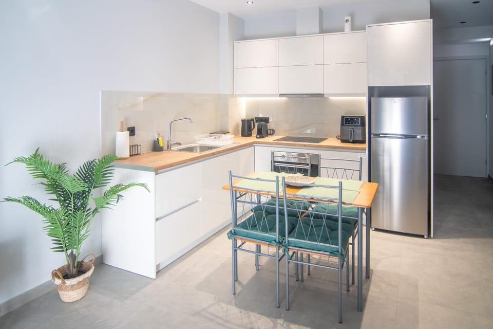 Coffee/tea facilities, Kitchen or kitchenette, Dining area, stove