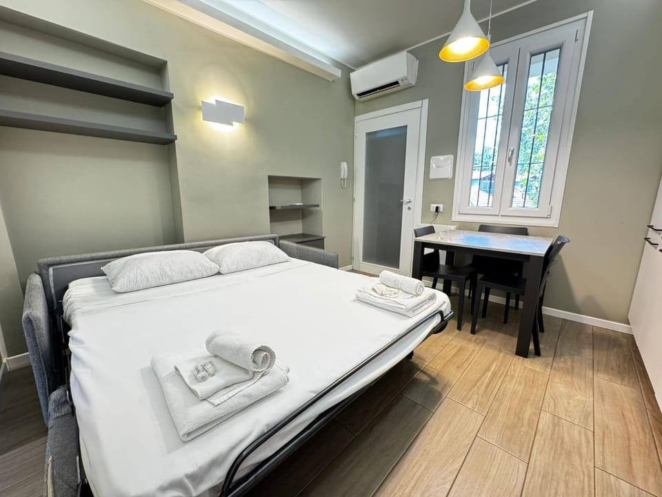 Bed, Living room, Photo of the whole room, Seating area, Dining area, Bedroom, towels, air conditioner