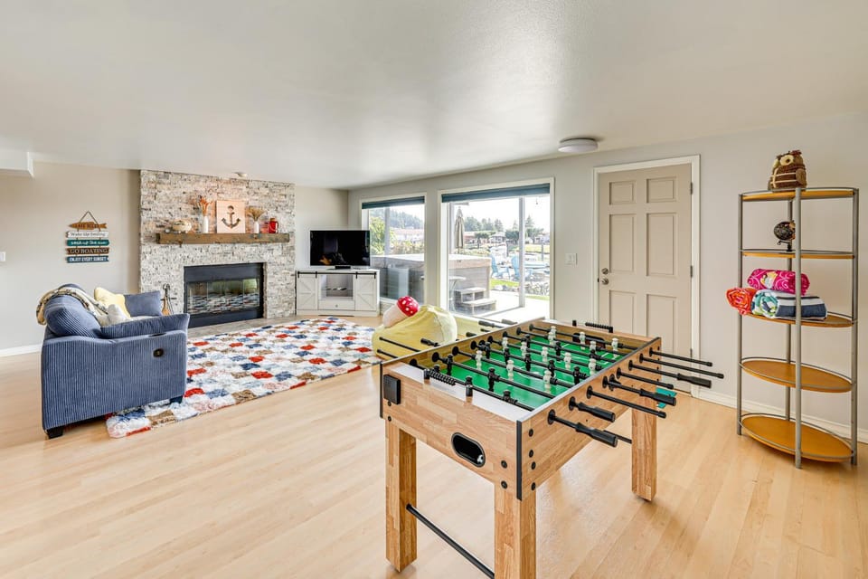 Waterfront Home with Dock and Hot Tub in Oak Harbor! House in Whidbey Island