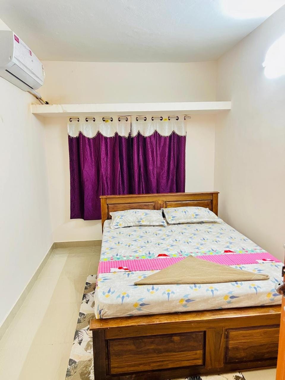 Bed, Photo of the whole room, Bedroom, air conditioner