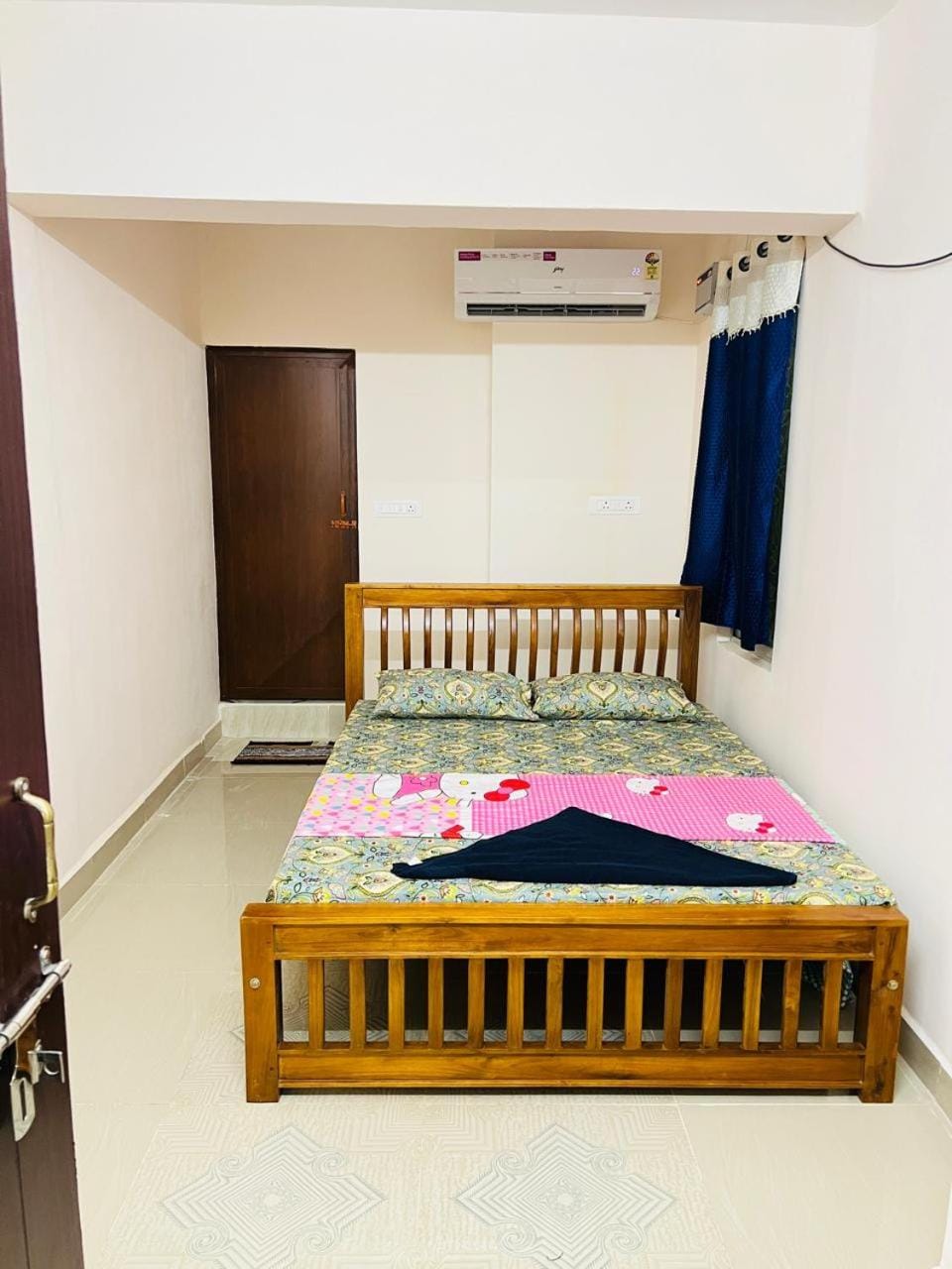 Bed, Photo of the whole room, Bedroom, air conditioner