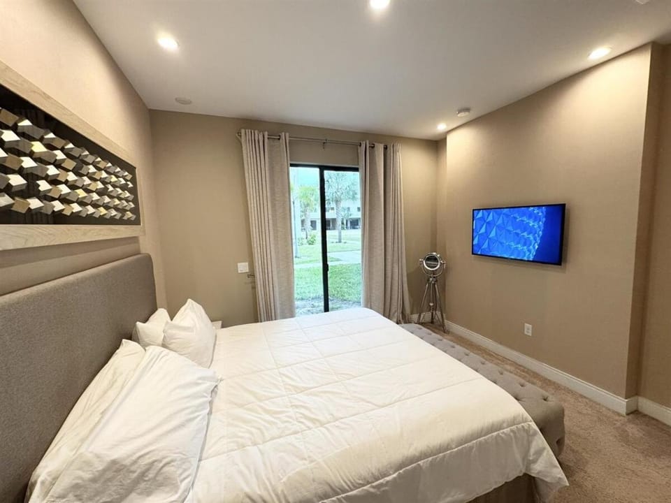 Luxurious 4bed Villa Just 10 Minutes from Disney! Private BBQ Villa in Bay Lake