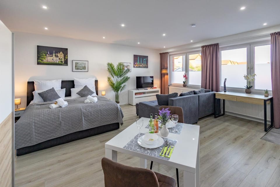 Bed, TV and multimedia, Living room, Food and drinks, Photo of the whole room, Seating area, Dining area, Bedroom, Drinks