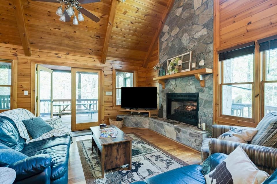 TV and multimedia, Living room, Seating area, Evening entertainment, fireplace