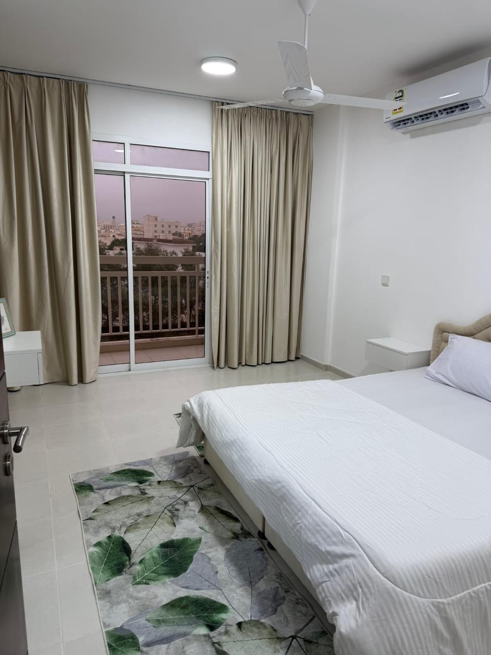 شقة 3 غرف في مجمع زهرة الخريف , بمساحة ممتازة و اثاث منظم و تنسق متميز للغرف Apartment in Oman