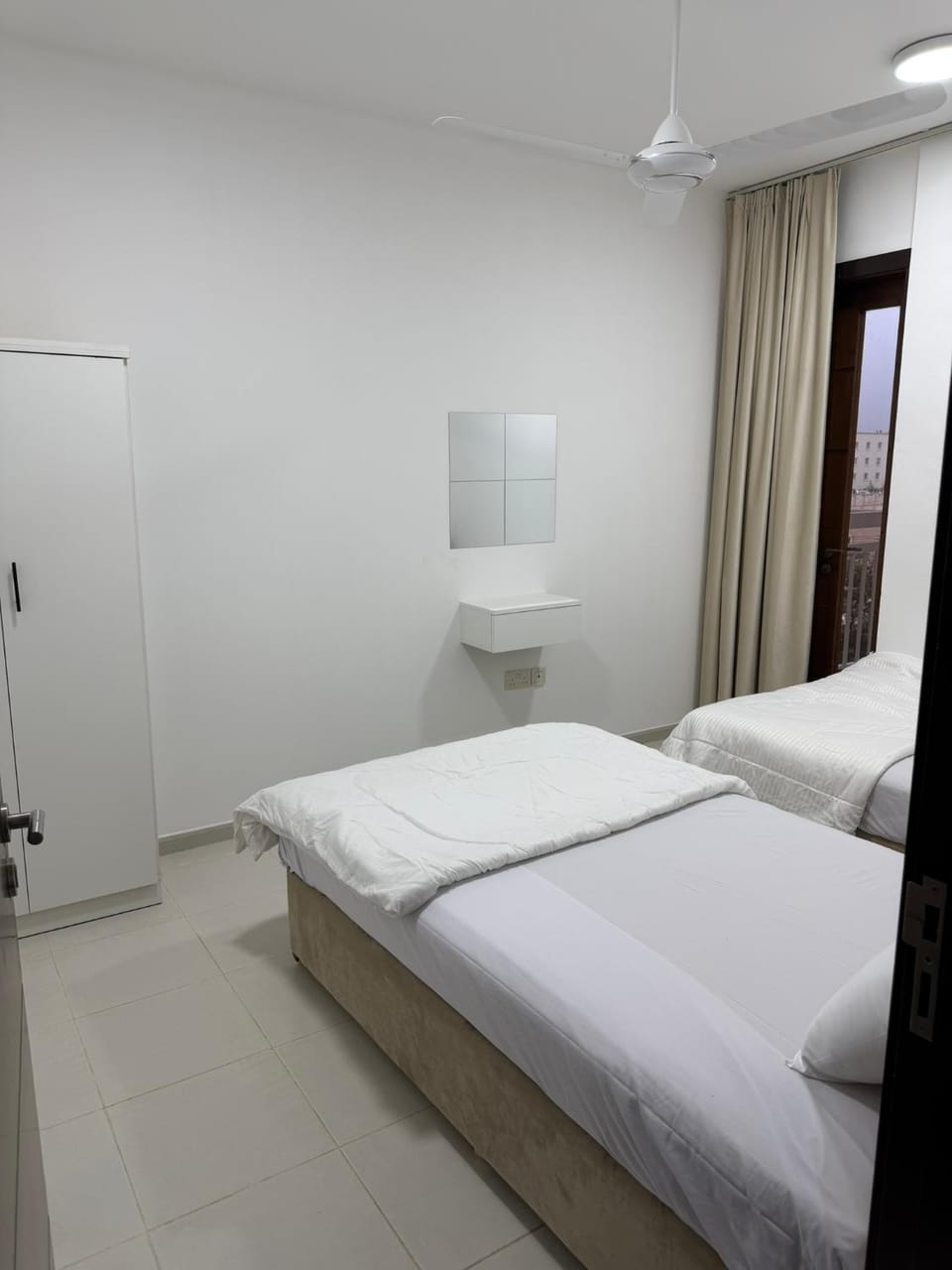 شقة 3 غرف في مجمع زهرة الخريف , بمساحة ممتازة و اثاث منظم و تنسق متميز للغرف Apartment in Oman