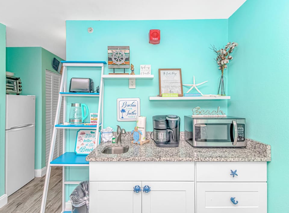 Beautiful 2nd Floor Oceanfront Studio w King Bed! Landmark 229 House in Myrtle Beach
