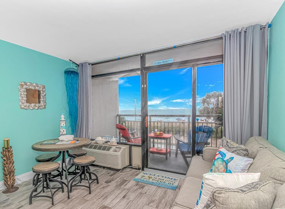Beautiful 2nd Floor Oceanfront Studio w King Bed! Landmark 229 House in Myrtle Beach