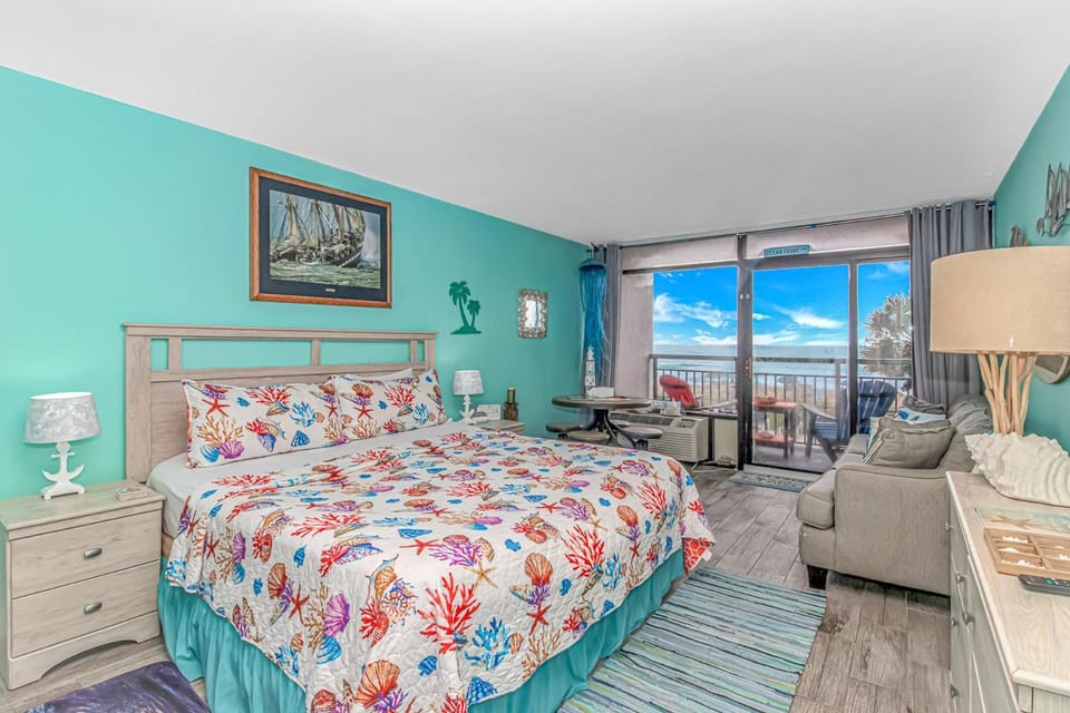 Beautiful 2nd Floor Oceanfront Studio w King Bed! Landmark 229 House in Myrtle Beach
