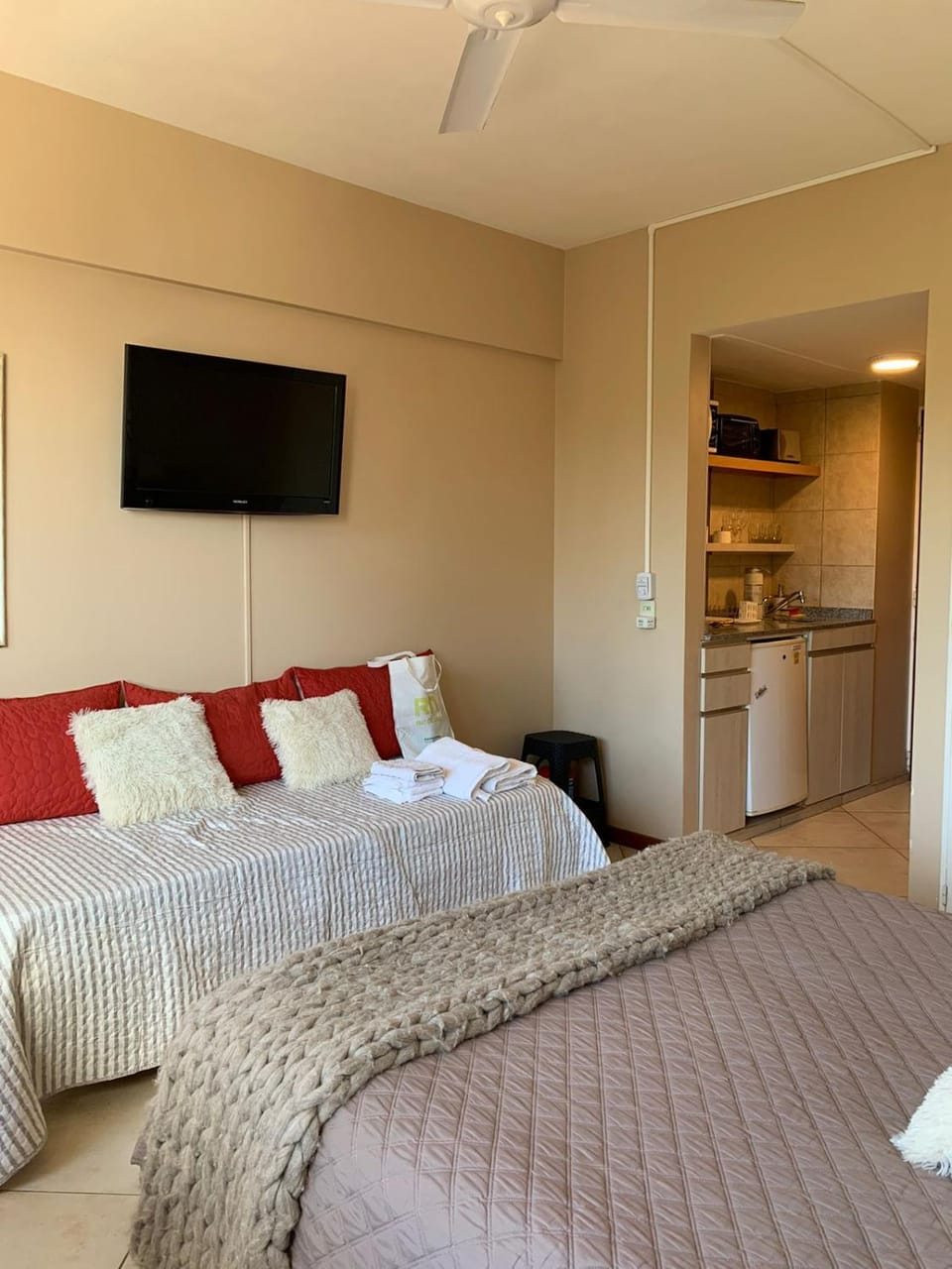 Bed, TV and multimedia, Kitchen or kitchenette, Photo of the whole room