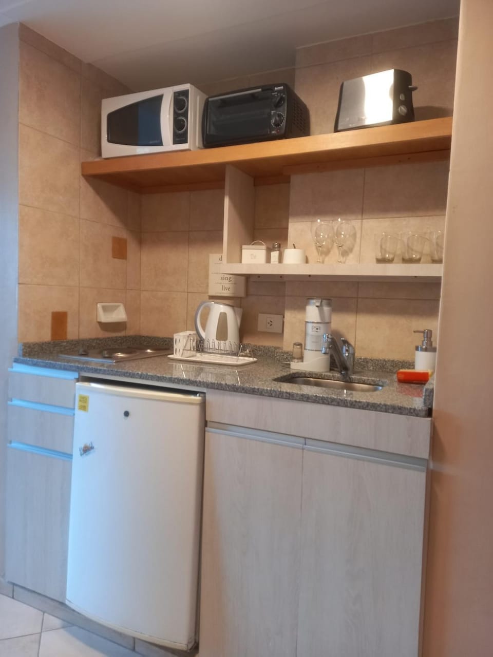 Coffee/tea facilities, Kitchen or kitchenette, stove, toaster