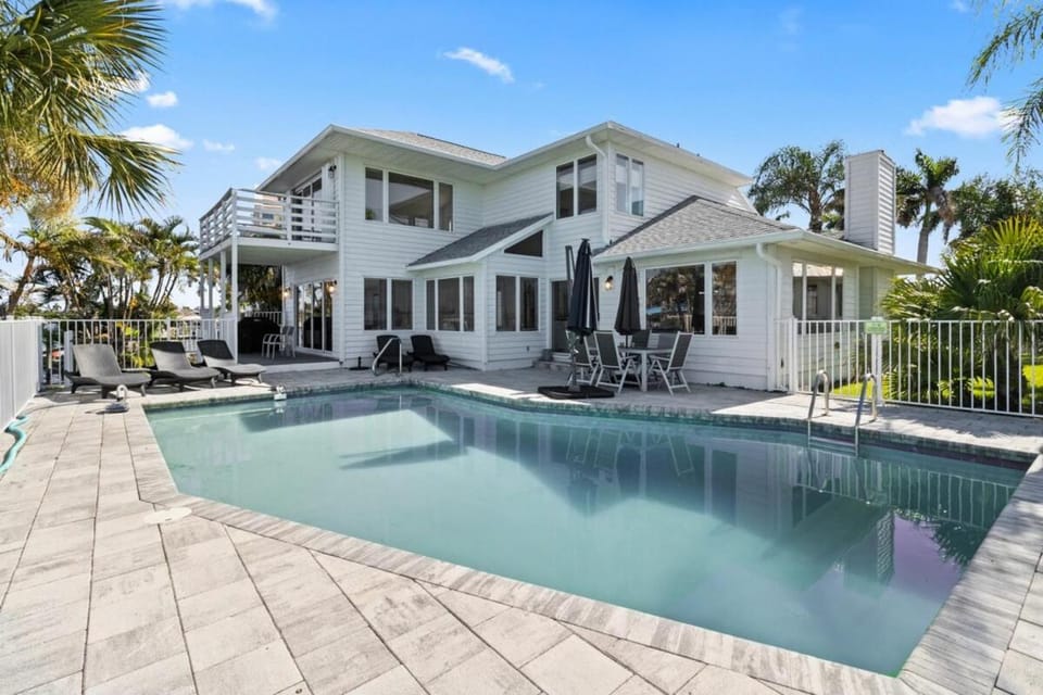 Property building, Balcony/Terrace, Swimming pool, Swimming pool