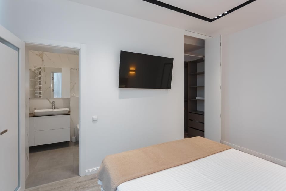 Bed, TV and multimedia, Bedroom