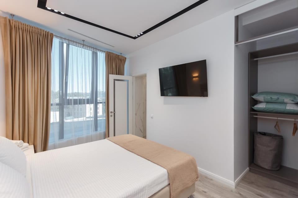Bed, TV and multimedia, Photo of the whole room, Bedroom