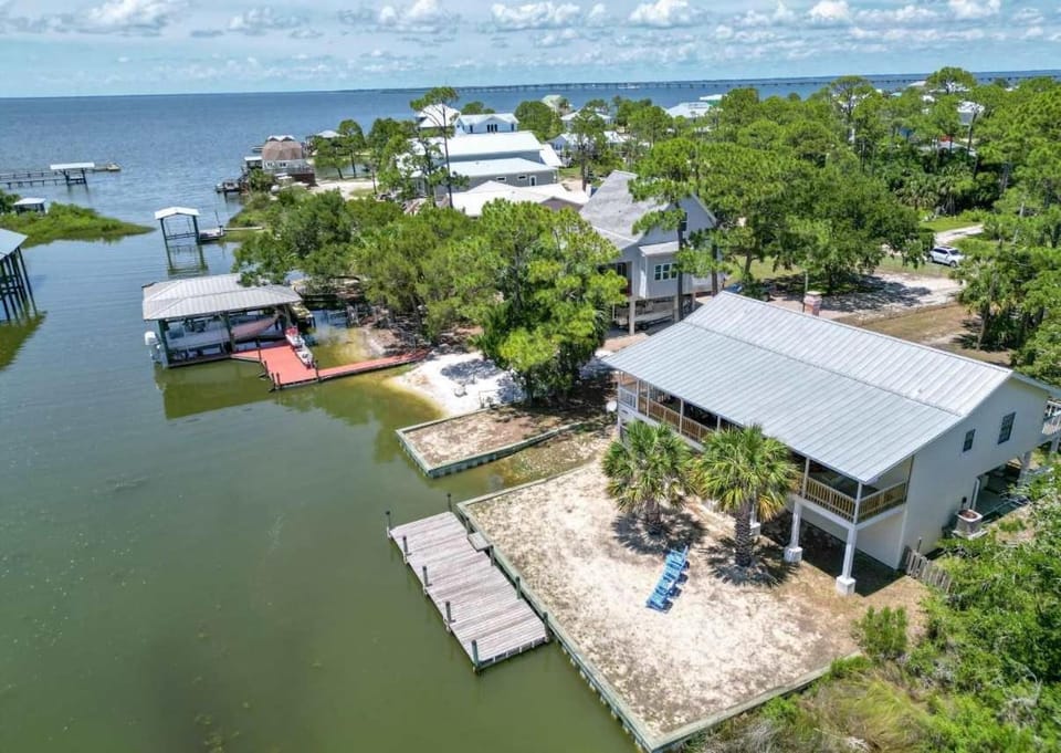 NEW- Canal Front 3 bedroom Boat dock & Launch House in Saint George Island