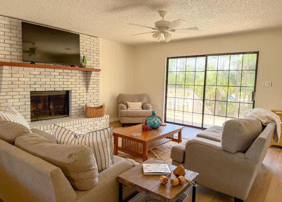 NEW- Canal Front 3 bedroom Boat dock & Launch House in Saint George Island