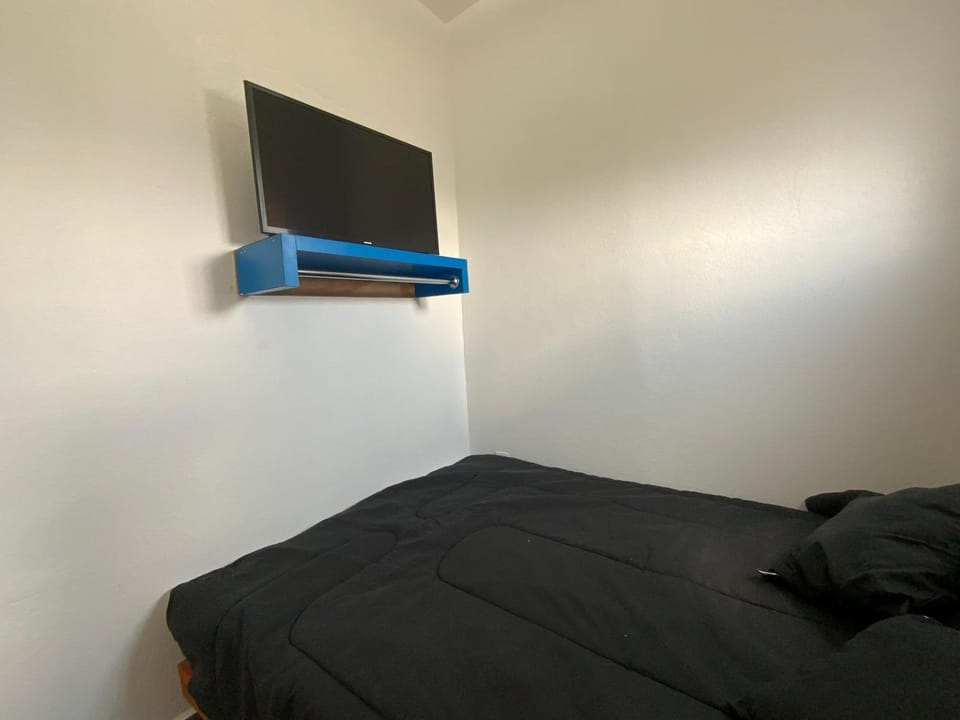 Bed, TV and multimedia, Photo of the whole room