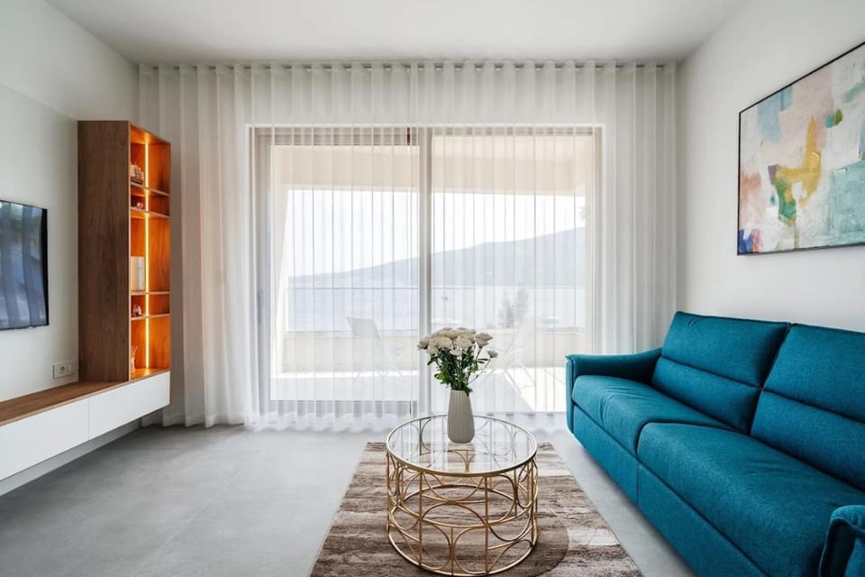 Natural landscape, TV and multimedia, Living room, Seating area, Mountain view