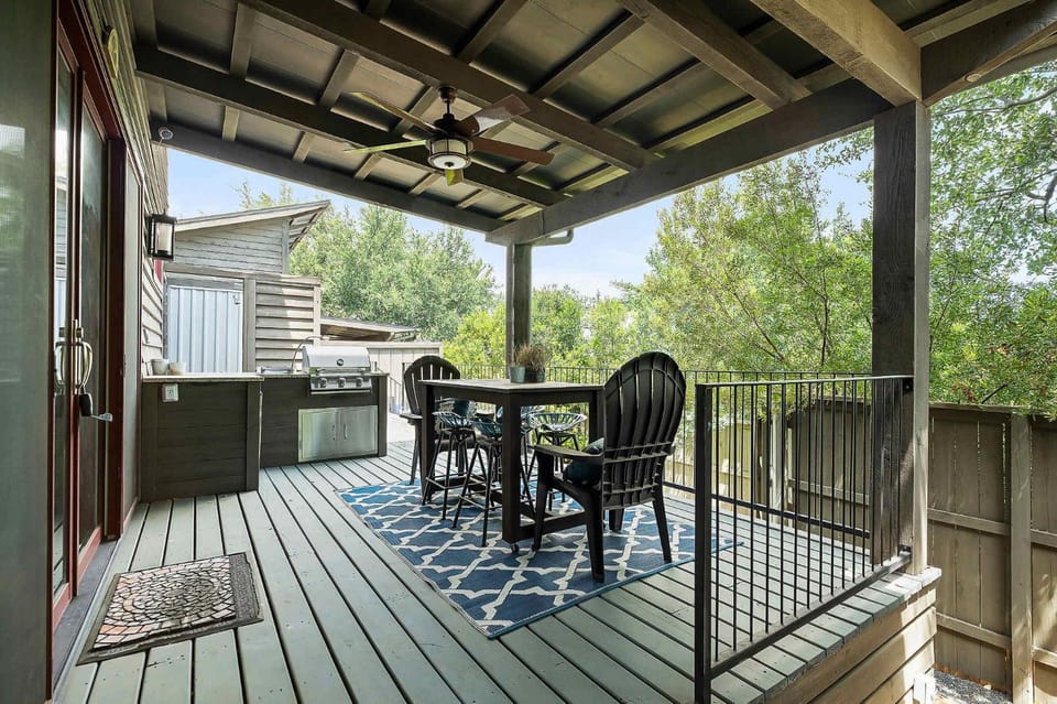 Charming Lake Getaway with Loft - Pickleball & BBQ House in Lake Travis