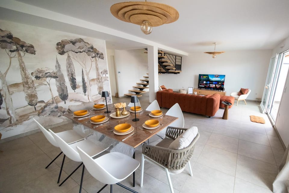 Communal lounge/ TV room, TV and multimedia, Living room, Seating area, Dining area