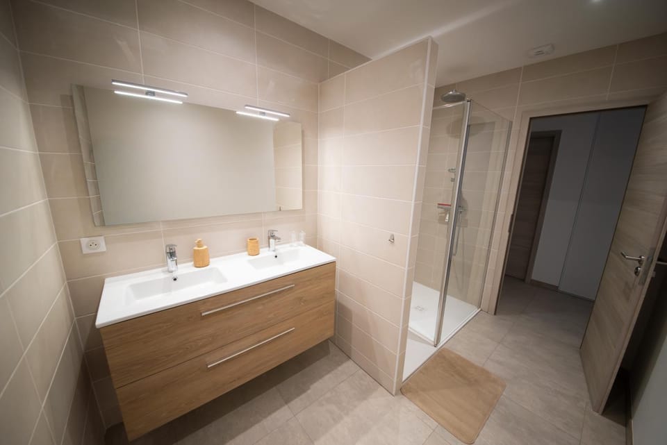 Shower, Bathroom, towels