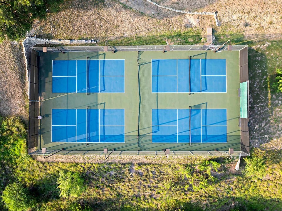 Lake Travis Views - 5BR - BBQ - Pickleball Villa in Lake Travis