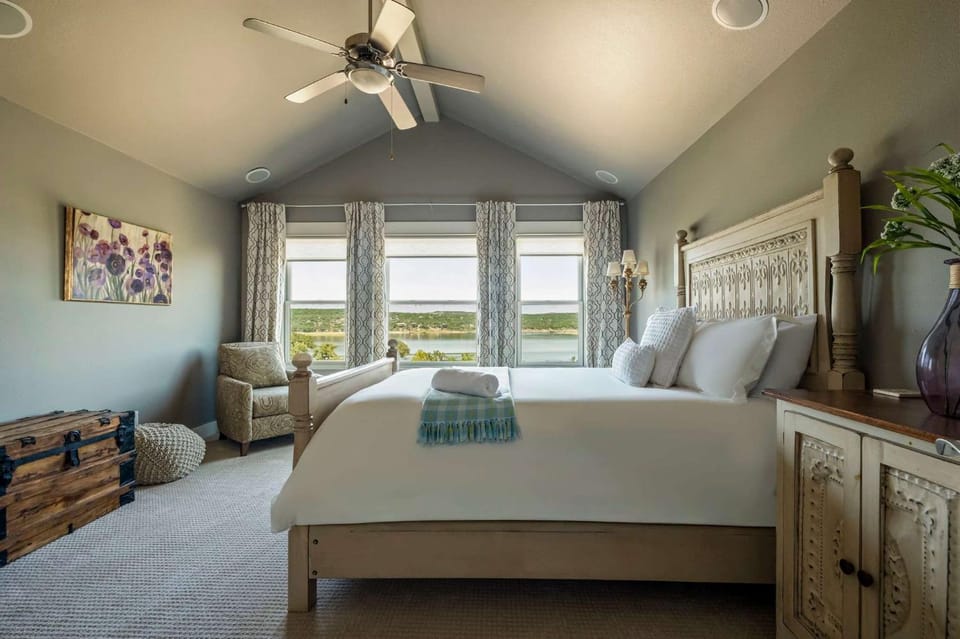 Lake Travis Views - 5BR - BBQ - Pickleball Villa in Lake Travis