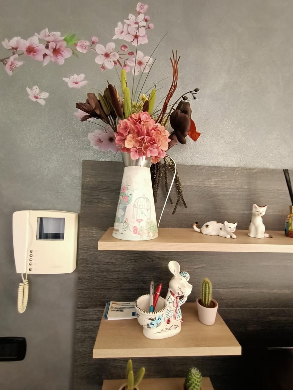 Living room, hair dresser