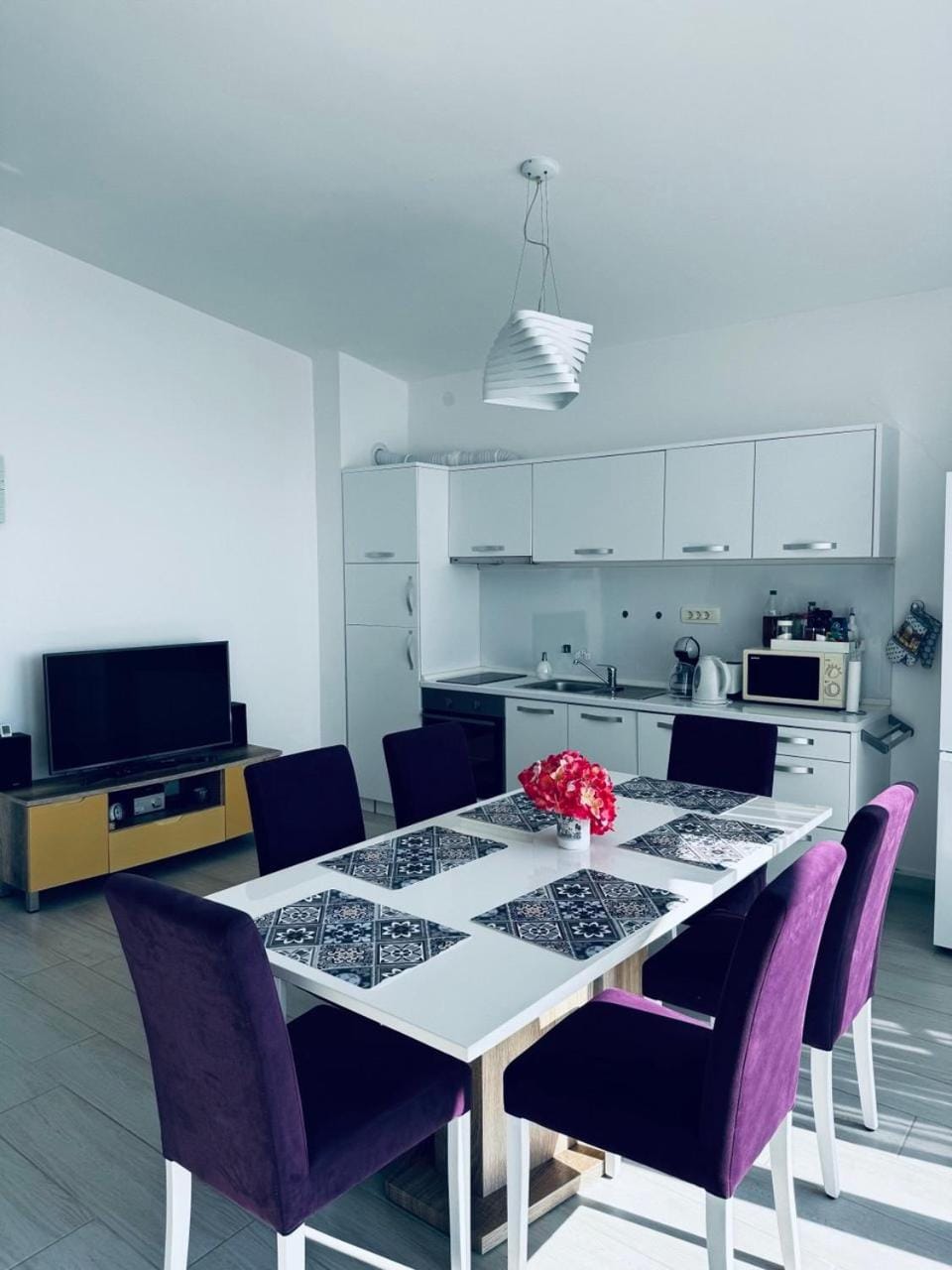 TV and multimedia, Kitchen or kitchenette, Dining area, oven, stove