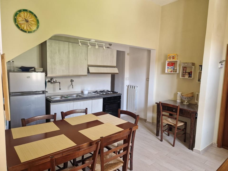 Communal lounge/ TV room, Living room, Seating area, Dining area, oven, stove