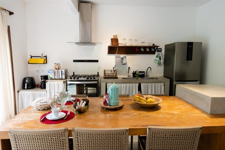 Coffee/tea facilities, Kitchen or kitchenette, Dining area, oven, stove, toaster