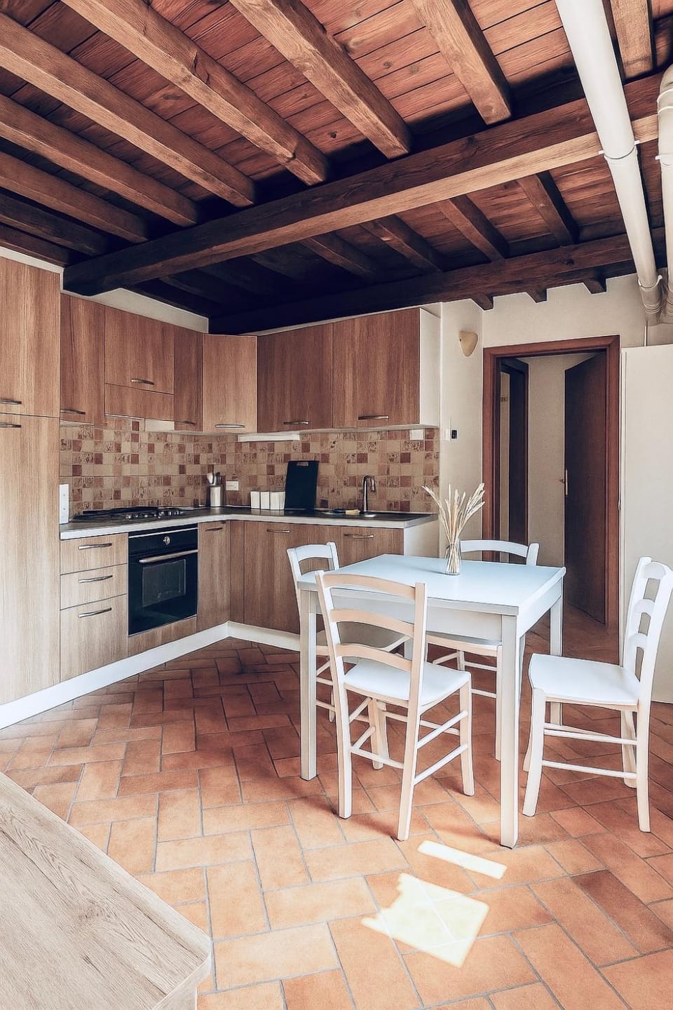Kitchen or kitchenette, Dining area, stove
