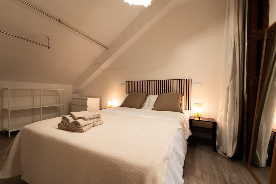 Bed, Photo of the whole room, Bedroom, towels
