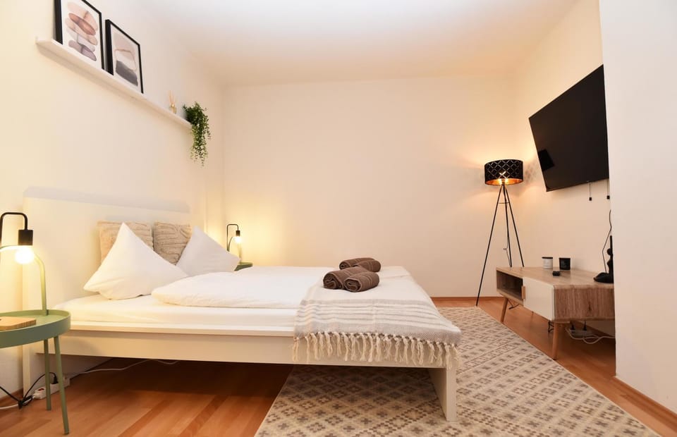 Bed, TV and multimedia, Photo of the whole room, Bedroom