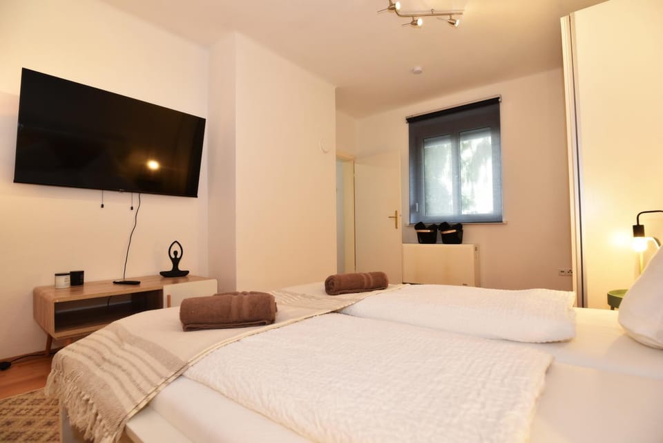 Bed, TV and multimedia, Photo of the whole room, Bedroom