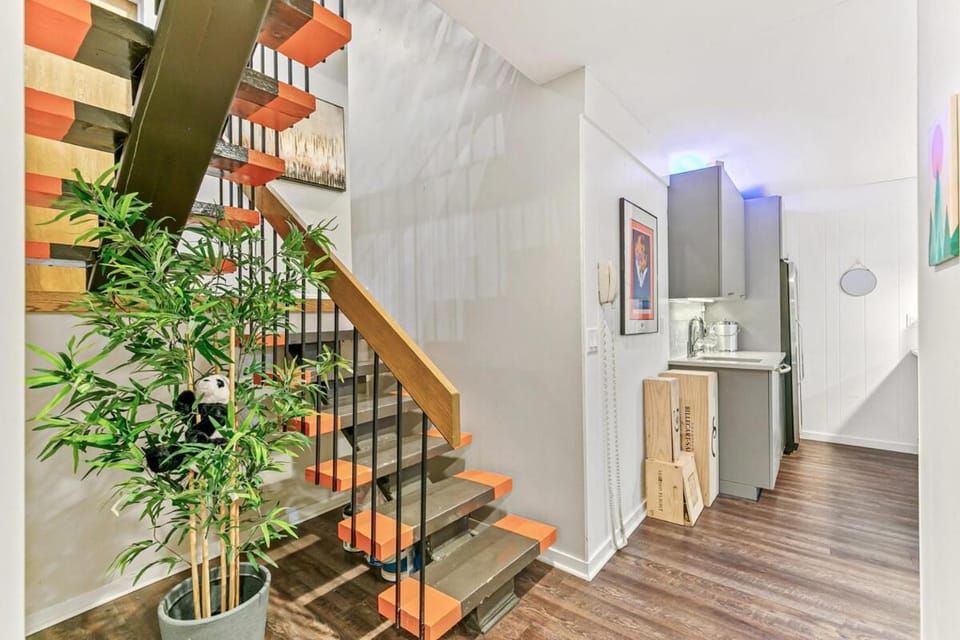 Kitchen or kitchenette, minibar