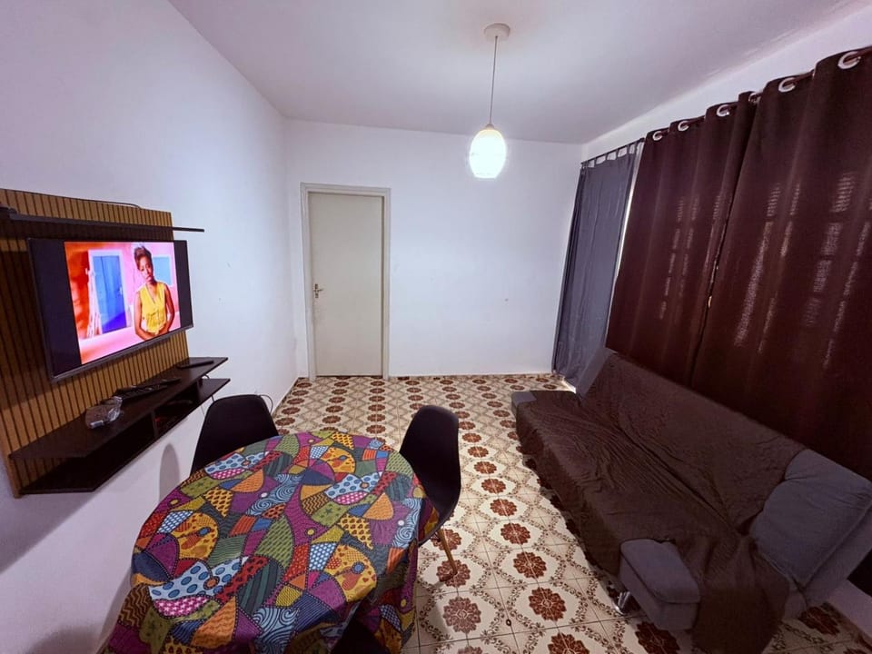 Casa de fundo de 2 quartos para 8 solteiros ou 10 se 2 na cama de casal House in Valinhos