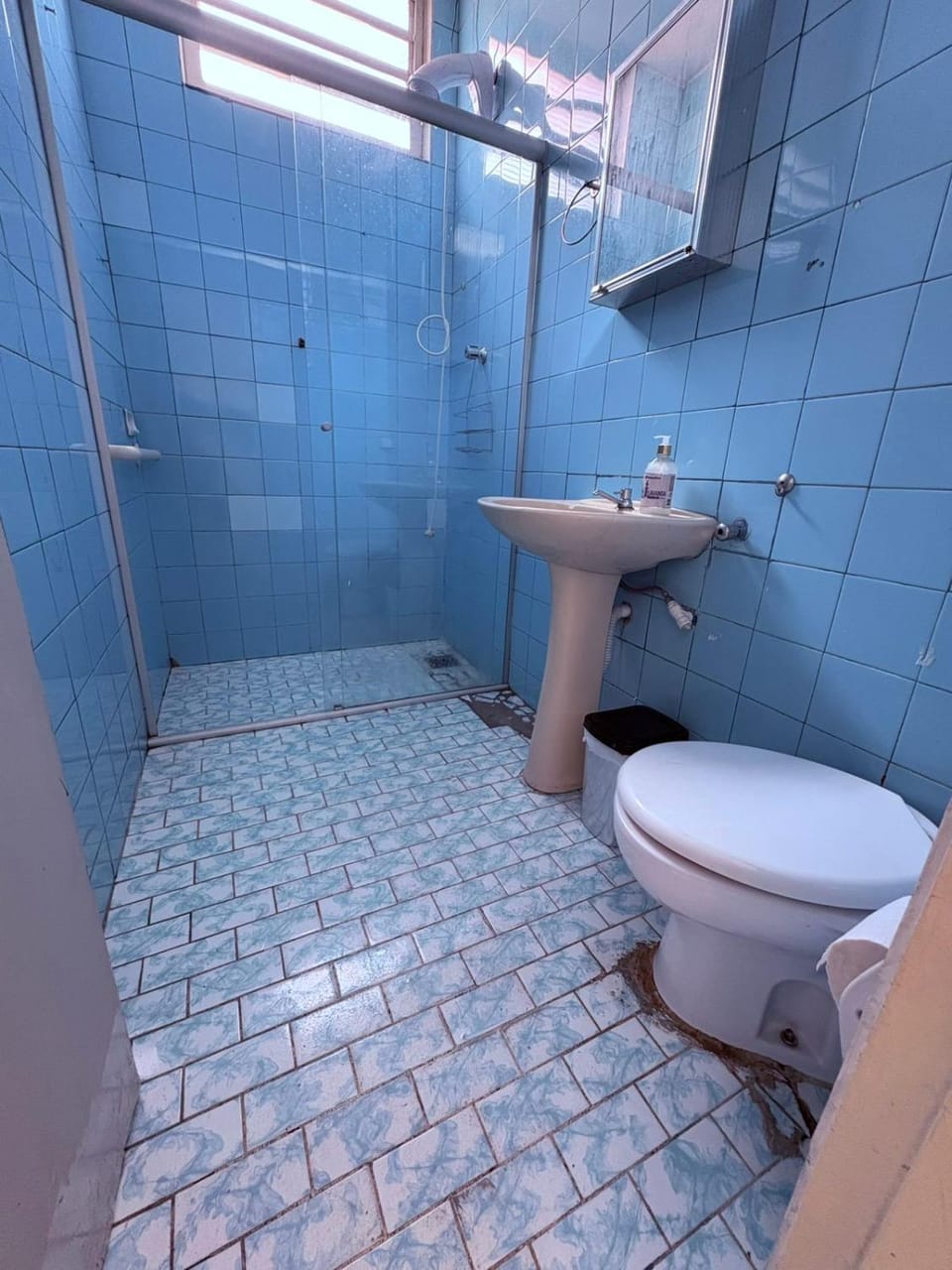 Casa de fundo de 2 quartos para 8 solteiros ou 10 se 2 na cama de casal House in Valinhos