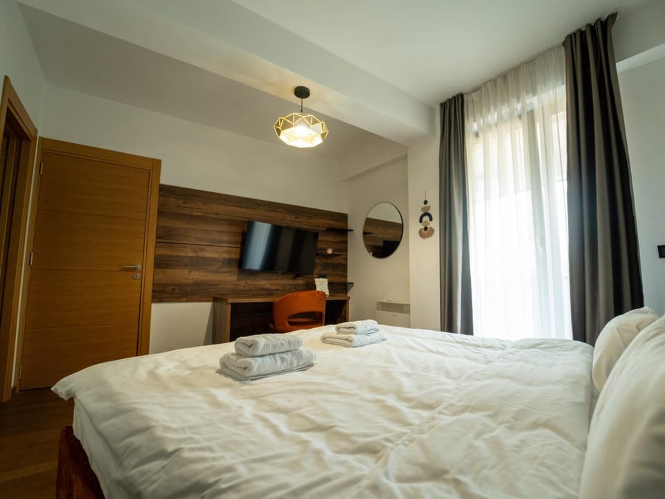 Bed, TV and multimedia, towels