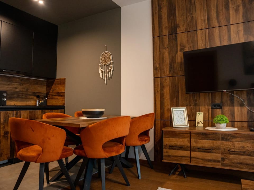 Kitchen or kitchenette, Dining area