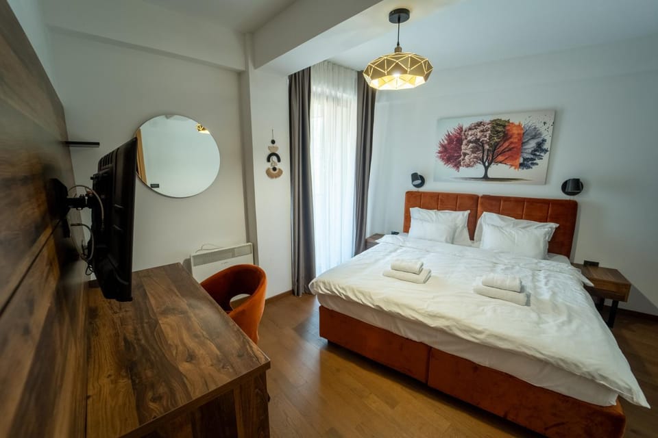 Bed, TV and multimedia, Bedroom