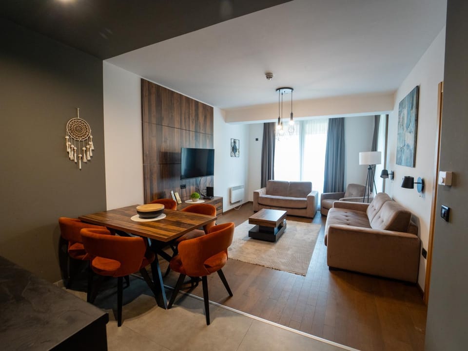 Communal lounge/ TV room, TV and multimedia, Living room, Dining area