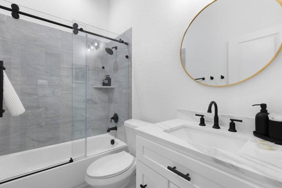Shower, Toilet, Bathroom, Bath, towels