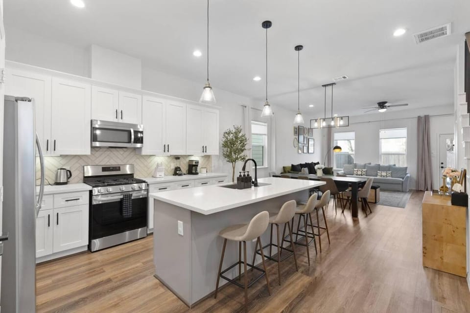 Kitchen or kitchenette, Dining area, dishwasher, oven, toaster