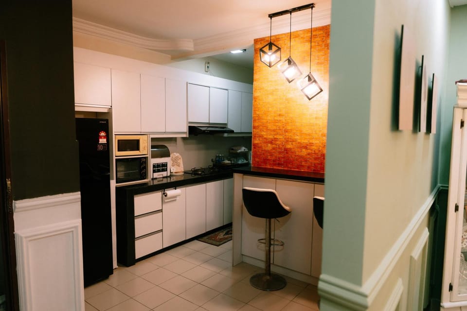 Kitchen or kitchenette, minibar