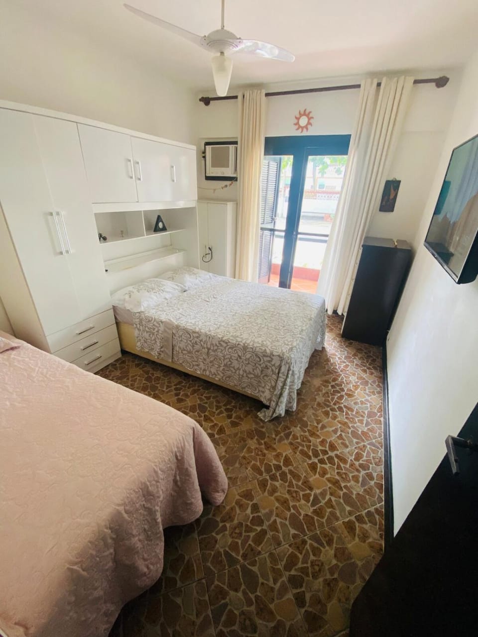 Bed, TV and multimedia, Photo of the whole room, wardrobe, air conditioner